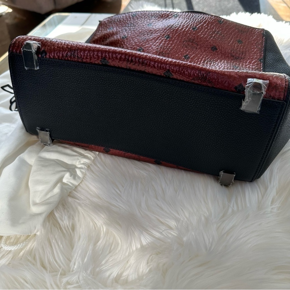 MCM Metallic Corina Medium Shoulder Bag in Scooter Red. Price firm. - Picture 4 of 13